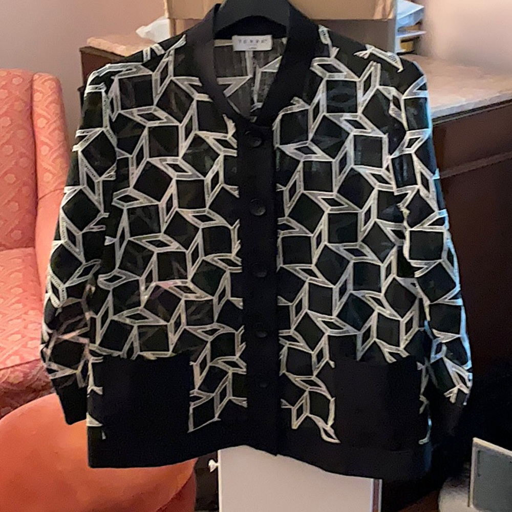 A stylish, lightweight 3/4 sleeve jacket with 2 pockets.
